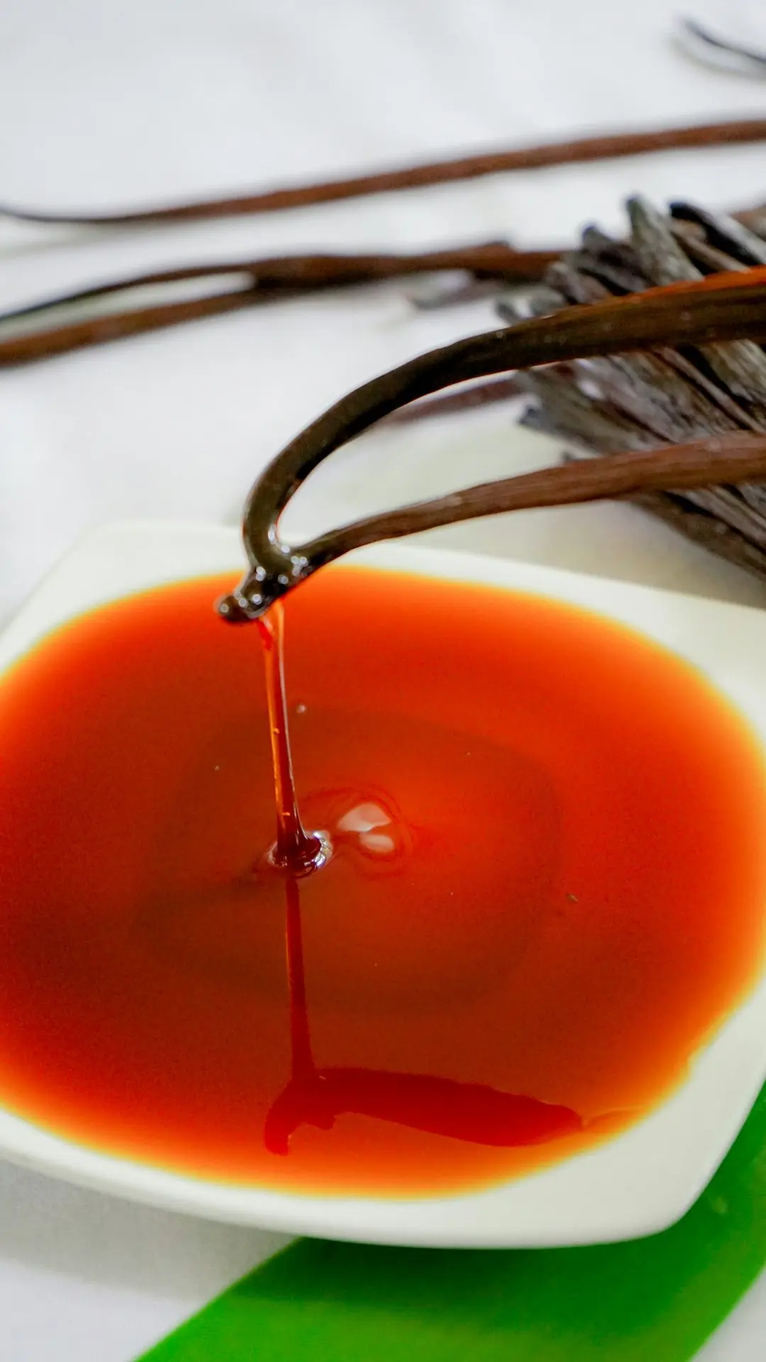 een klein wit bordje met een rode saus erop